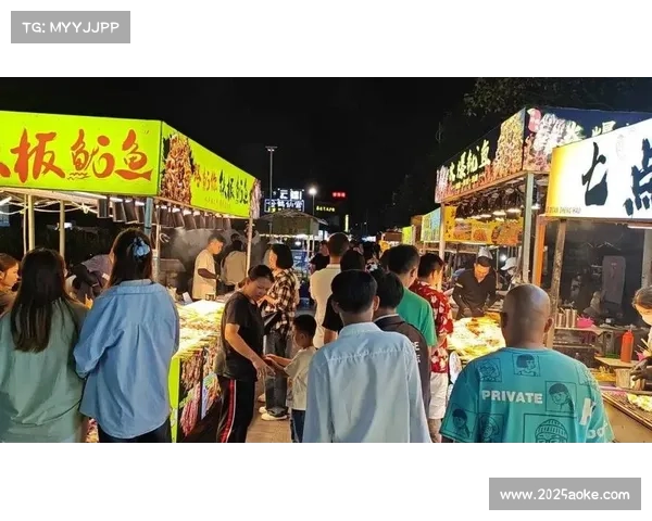 钟山市民广场夜间经济活跃 免费拳赛推动周边消费增长