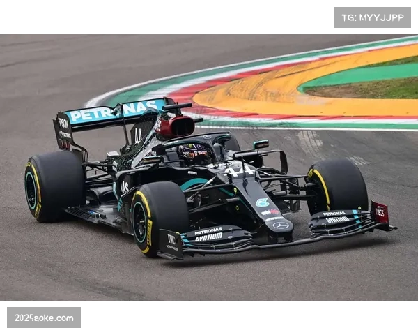 罗杰·费德勒现身英特拉格斯围场,与多位F1车手进行交流 罗杰·费德勒现身英特拉格斯围场,与多位F1车手进行交流